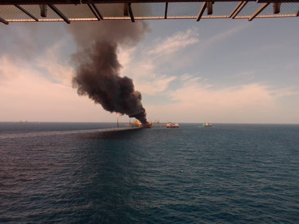 Giàn khoan trên Vịnh Mexico nổ tung, cột khói khổng lồ bao phủ một vùng biển