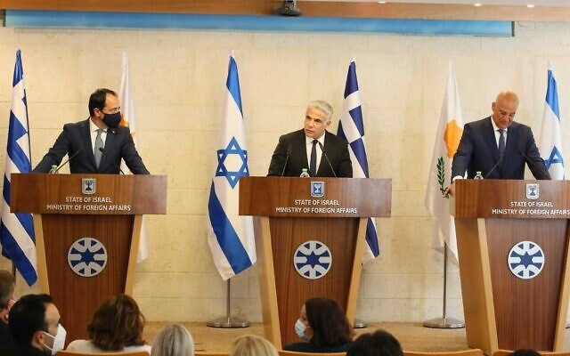 Bộ trưởng Ngoại giao Yair Lapid (giữa) với người đồng cấp Hy Lạp Nikos Dendias (phải) và người đồng cấp Síp Nikos Christodoulides, tại Bộ Ngoại giao ở Jerusalem, ngày 22 tháng 8 năm 2021. (Nguồn: Times of Israel)