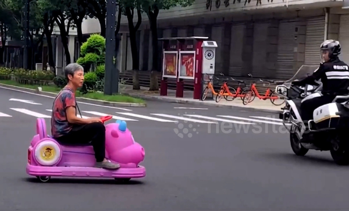 Cảnh sát chặn người phụ nữ lái ô tô đồ chơi dạo phố