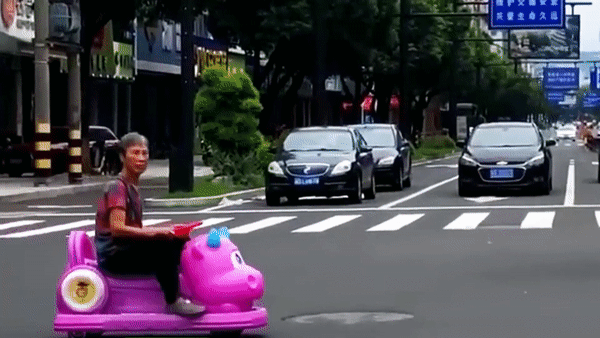 Người phụ nữ lái ô tô đồ chơi dạo phố