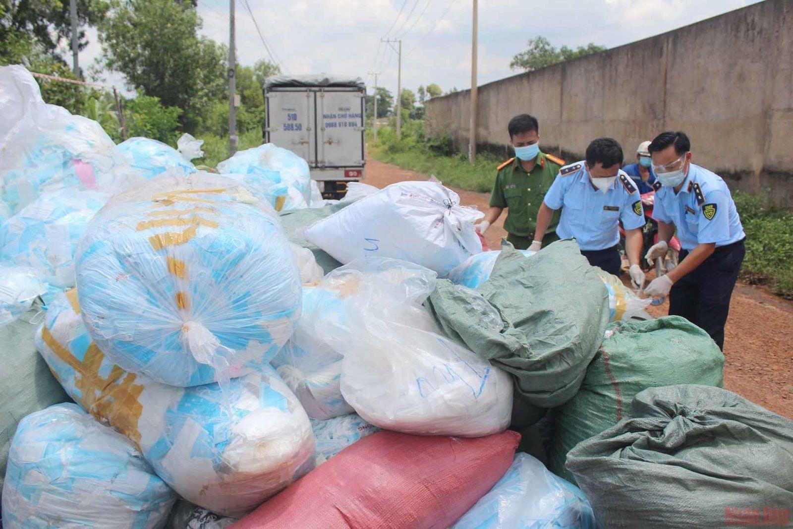 Đồng Nai: Hơn 200.000 khẩu trang lỗi được tái chế, tung ra thị trường kiếm lời - 1