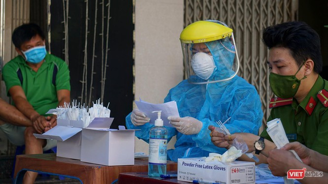 Lực lượng y tế lấy mẫu xét nghiệm COVID-19 cho người dân Đà Nẵng