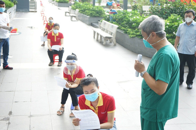 Thứ trưởng Nguyễn Trường Sơn hướng dẫn người dân tự làm xét nghiệm COVID-19 - Ảnh 1.
