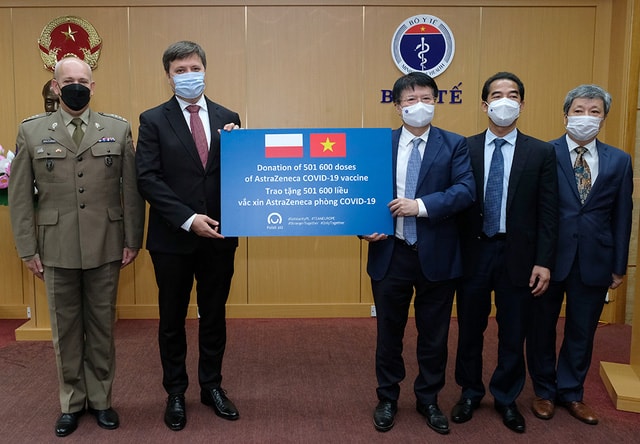 Đại sứ Ba Lan bàn giao cho Bộ Y tế hơn 500.000 liều vaccine COVID-19 AstraZeneca - Ảnh 3. Đại sứ Ba Lan bàn giao cho Bộ Y tế hơn 500.000 liều vaccine COVID-19 AstraZeneca - Ảnh 3.