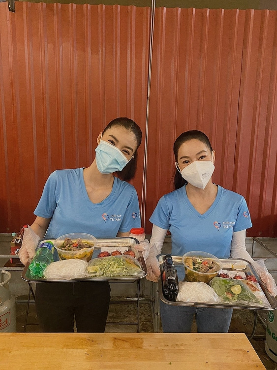 Á hậu Kiều Loan làm MV cổ động mùa dịch tại bếp ăn phục vụ tuyến đầu