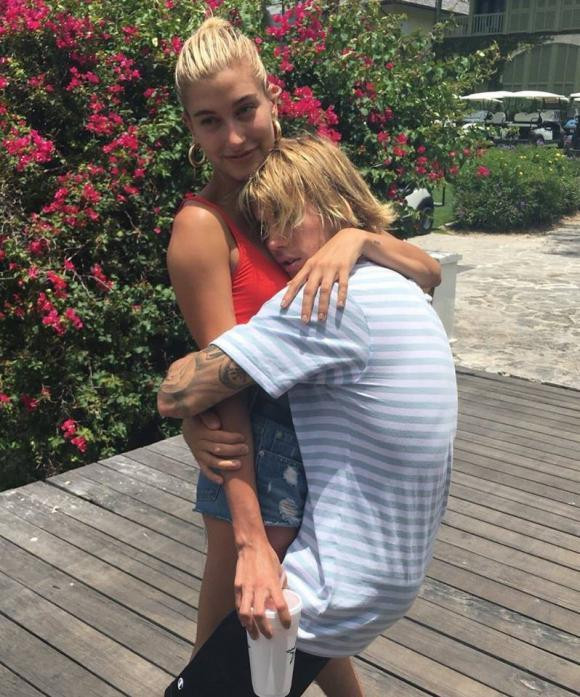 Justin Bieber ăn mặc trẩu tre như mẹ và bé khi sánh đôi cùng vợ-4