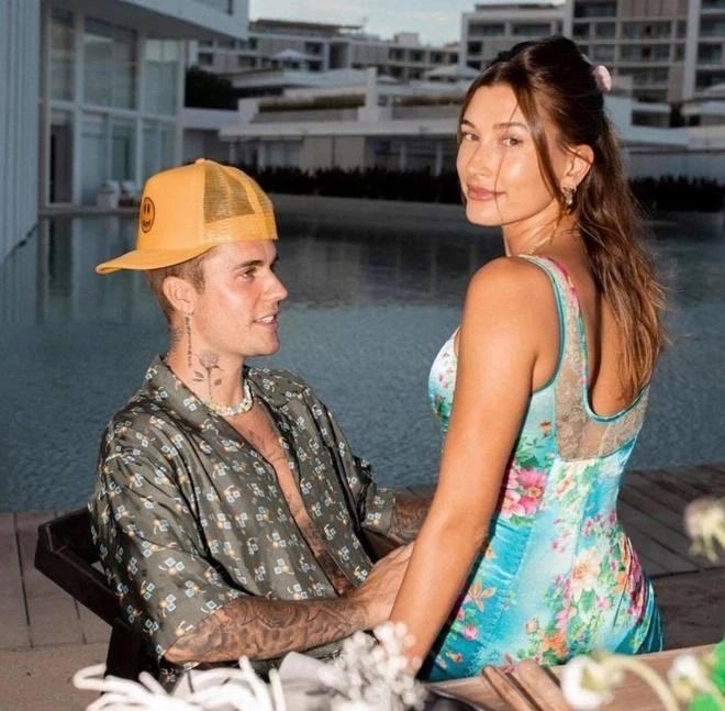 Justin Bieber ăn mặc trẩu tre như mẹ và bé khi sánh đôi cùng vợ-5