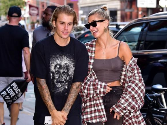 Justin Bieber ăn mặc trẩu tre như mẹ và bé khi sánh đôi cùng vợ-6