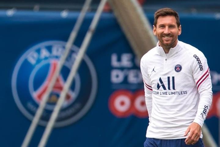 Siêu mẫu Playboy chi 600.000 USD mua… khăn lau mũi của Messi-2