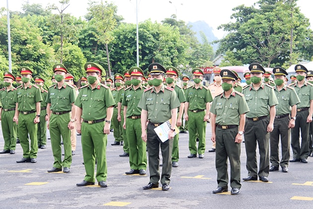 Xuất hiện nhiều ca cộng đồng, Sơn La chi viện cán bộ y tế, công an hỗ trợ Phù Yên dập dịch - Ảnh 4.