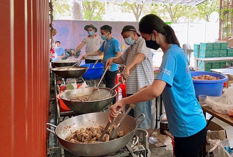 Hoa hậu Tiểu Vy khoe mặt mộc bên 'núi' quà thiết yếu mùa dịch