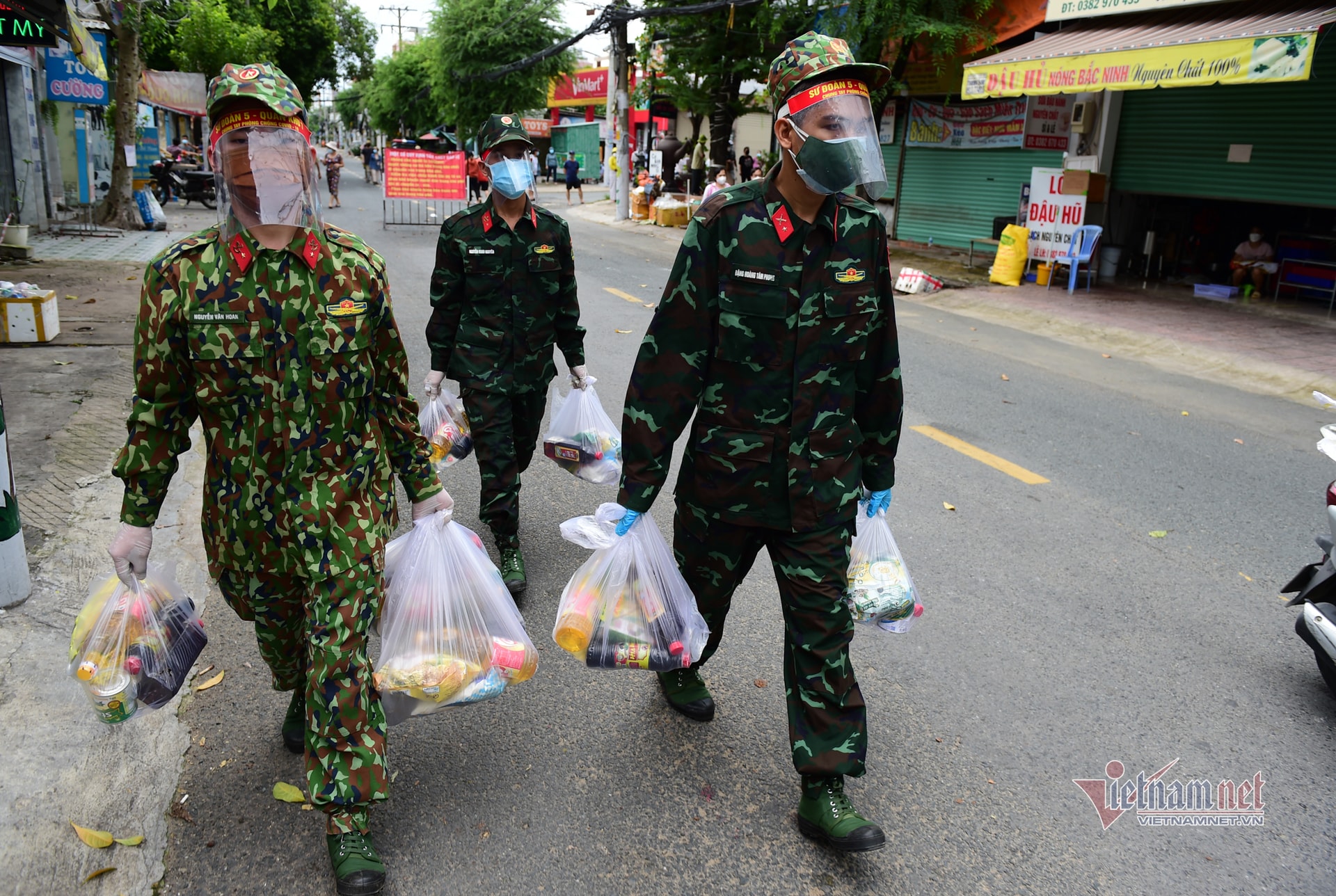 Bộ đội phát nhu yếu phẩm, đi chợ giúp dân trong ngày giãn cách