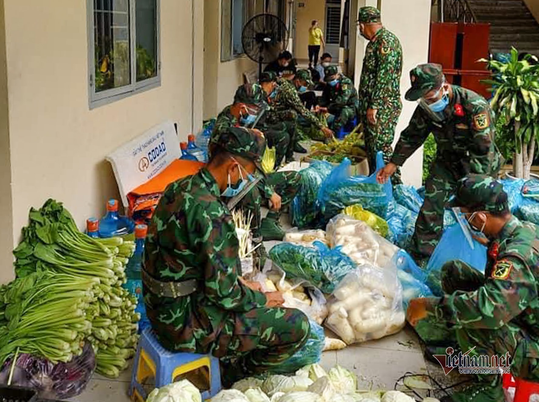 Bộ đội phát nhu yếu phẩm, đi chợ giúp dân trong ngày giãn cách