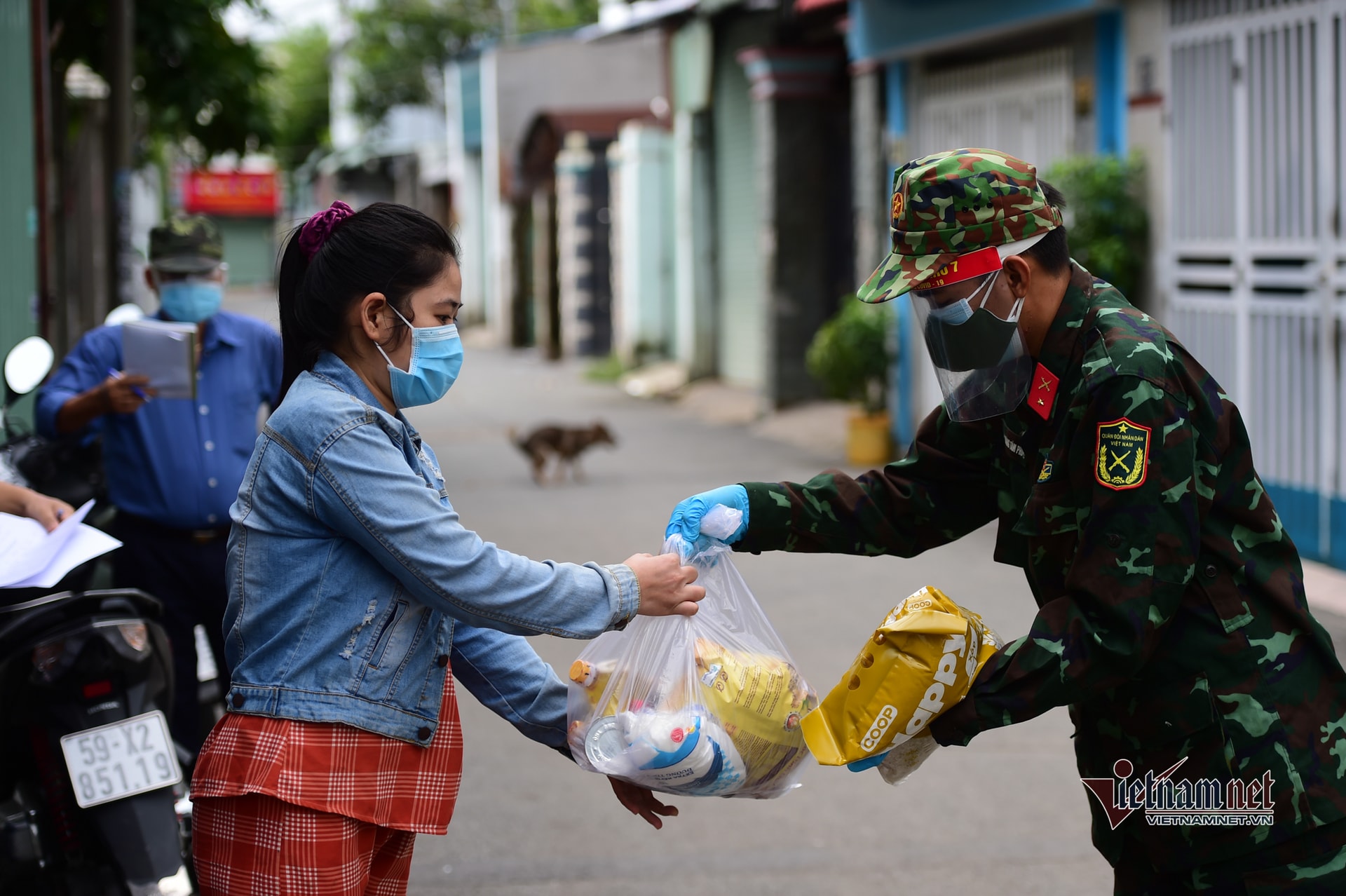 Bộ đội phát nhu yếu phẩm, đi chợ giúp dân trong ngày giãn cách