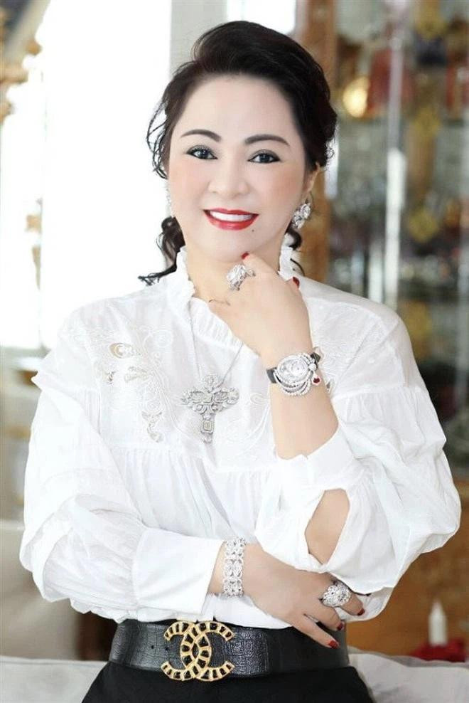 Bà Phương Hằng đeo vòng kim cương giá bằng căn biệt thự-1