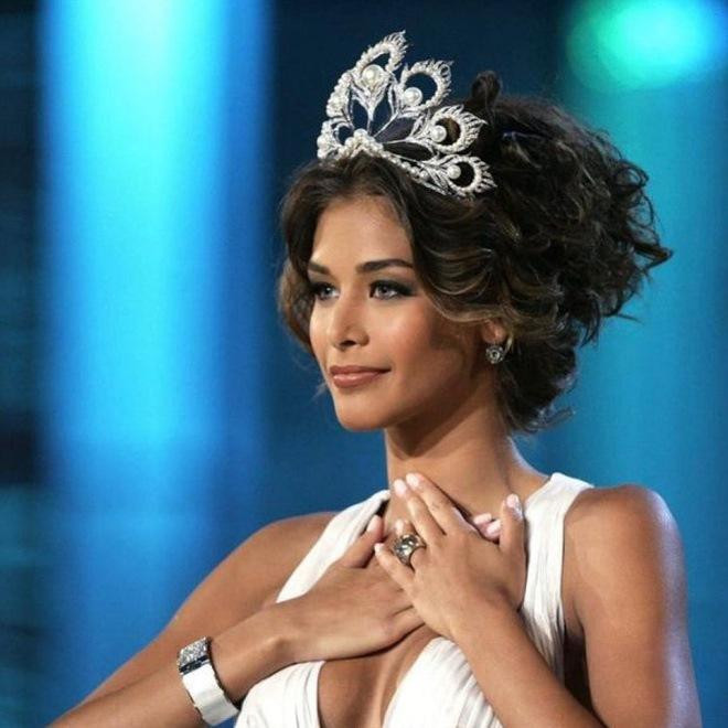 Phạm Hương đọ sắc dàn Miss Universe: Thua 2 thắng 1-7