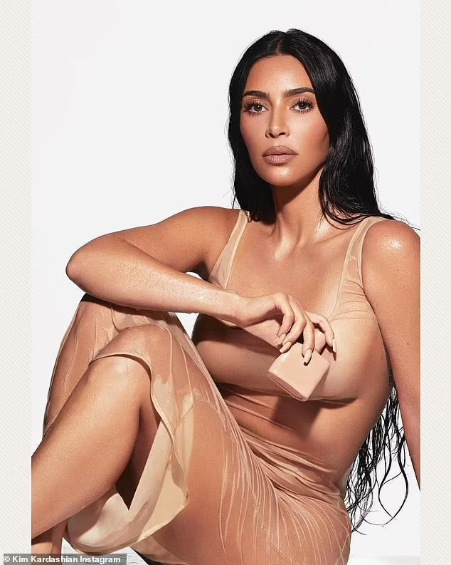 Giờ thì tỷ phú Kim Kardashian cũng khỏa thân quảng cáo rồi!-3