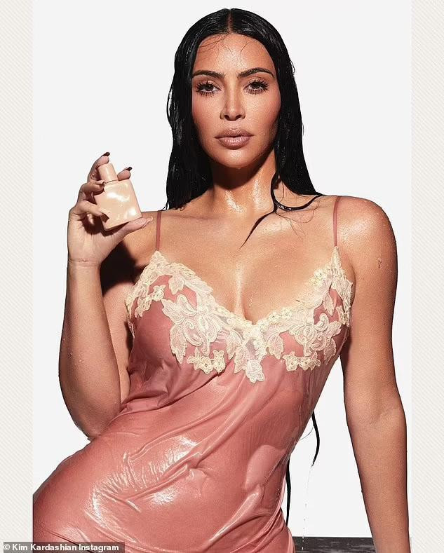 Giờ thì tỷ phú Kim Kardashian cũng khỏa thân quảng cáo rồi!-5