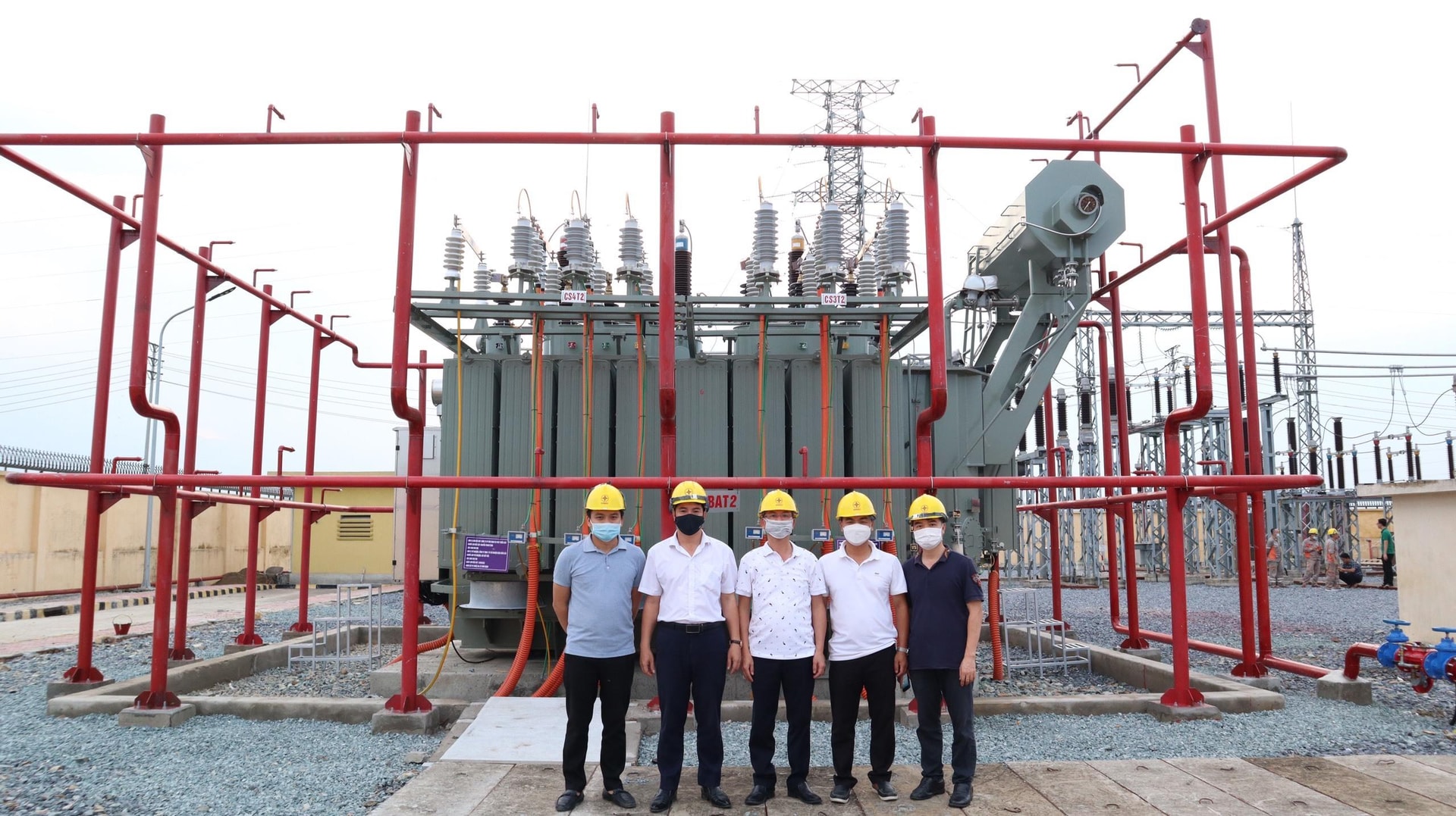EVNNPC vượt khó với '3 tại chỗ' - 3