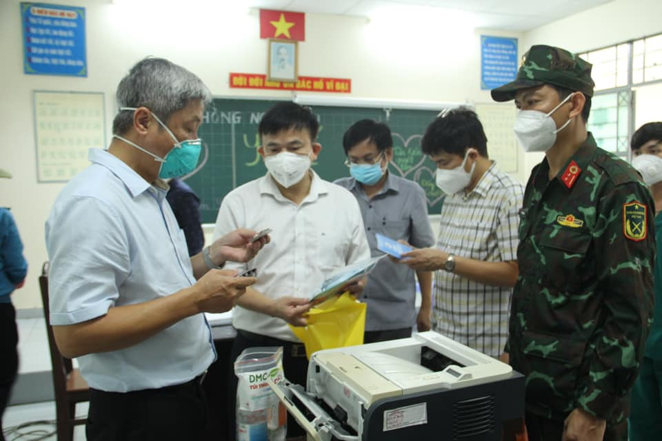 Thứ trưởng Bộ Y tế Nguyễn Trường Sơn kiểm tra công tác phòng, chống dịch COVID-19 tại huyện Bình Chánh - Ảnh 4.