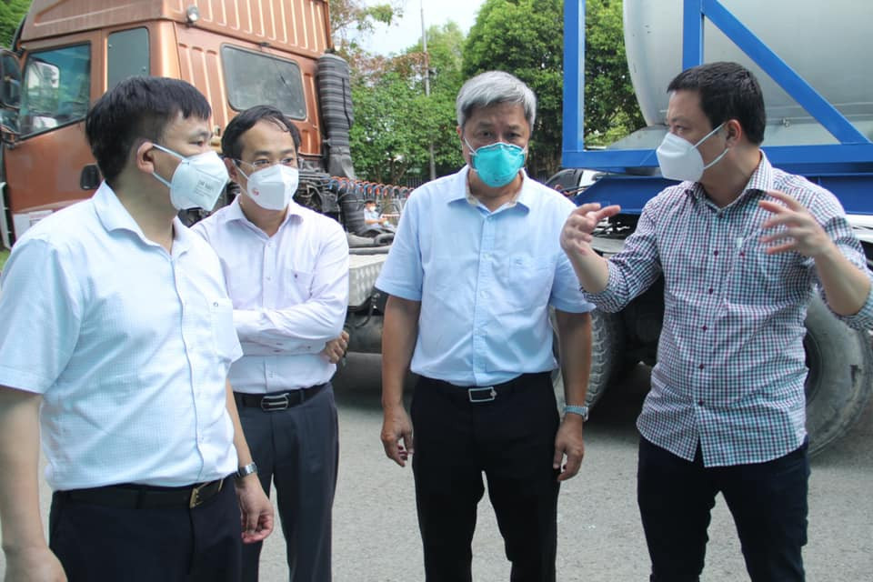 Thứ trưởng Bộ Y tế Nguyễn Trường Sơn kiểm tra công tác phòng, chống dịch COVID-19 tại huyện Bình Chánh - Ảnh 6.