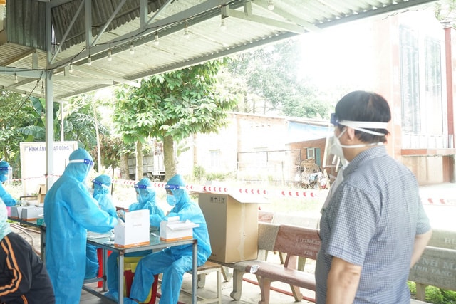 PGS. TS Lê Thành Đông tới kiểm tra tại một số điểm lấy mẫu xét nghiệm ở Củ Chi và Hóc Môn PGS. TS Lê Thành Đông tới kiểm tra tại một số điểm lấy mẫu xét nghiệm ở Củ Chi và Hóc Môn