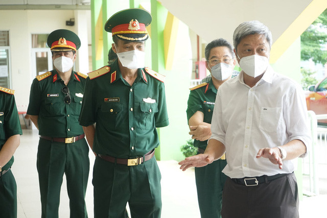 Thứ trưởng Bộ Y tế Nguyễn Trường Sơn đến thăm Khu cách ly tập trung COVID-19 tại xã Xuân Thới Thượng (Hóc Môn)