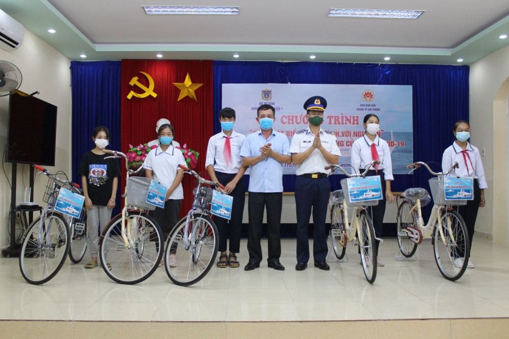 Cảnh sát biển trao tặng xe đạp cho các cháu học sinh nghèo học giỏi của huyện Cát Hải