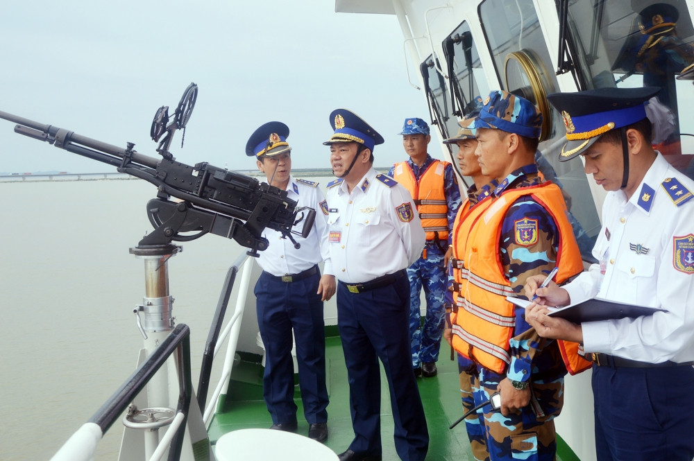 Kiểm tra an toàn vũ khí trang bị kỹ thuật trên tàu Cảnh sát biển.