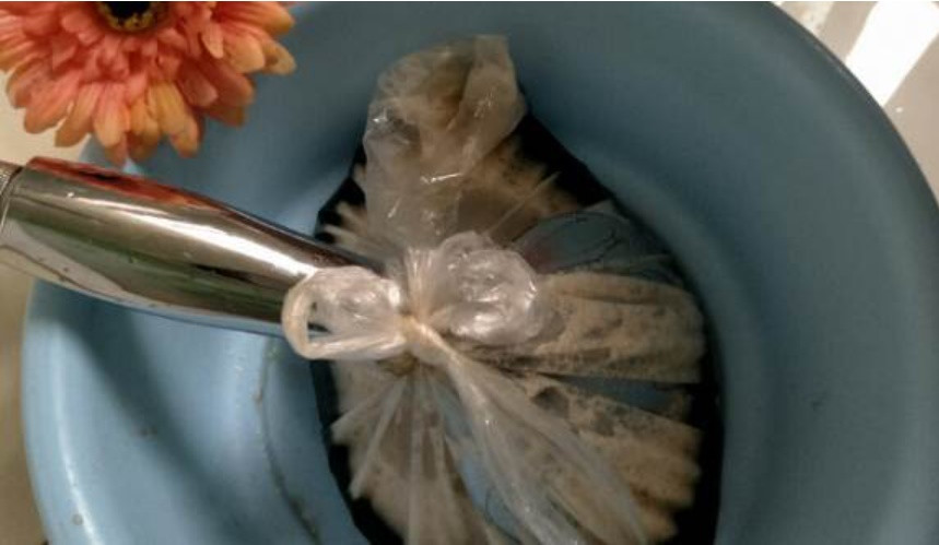 Đừng lo lắng nếu vòi hoa sen bị tắc, mách bạn mẹo nhỏ chỉ cần dùng một chiếc túi nhựa có thể dễ dàng giải quyết-4
