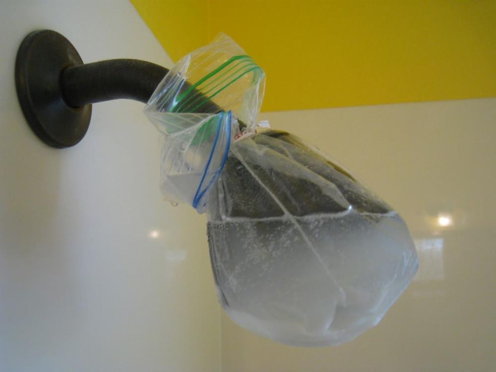Đừng lo lắng nếu vòi hoa sen bị tắc, mách bạn mẹo nhỏ chỉ cần dùng một chiếc túi nhựa có thể dễ dàng giải quyết-8