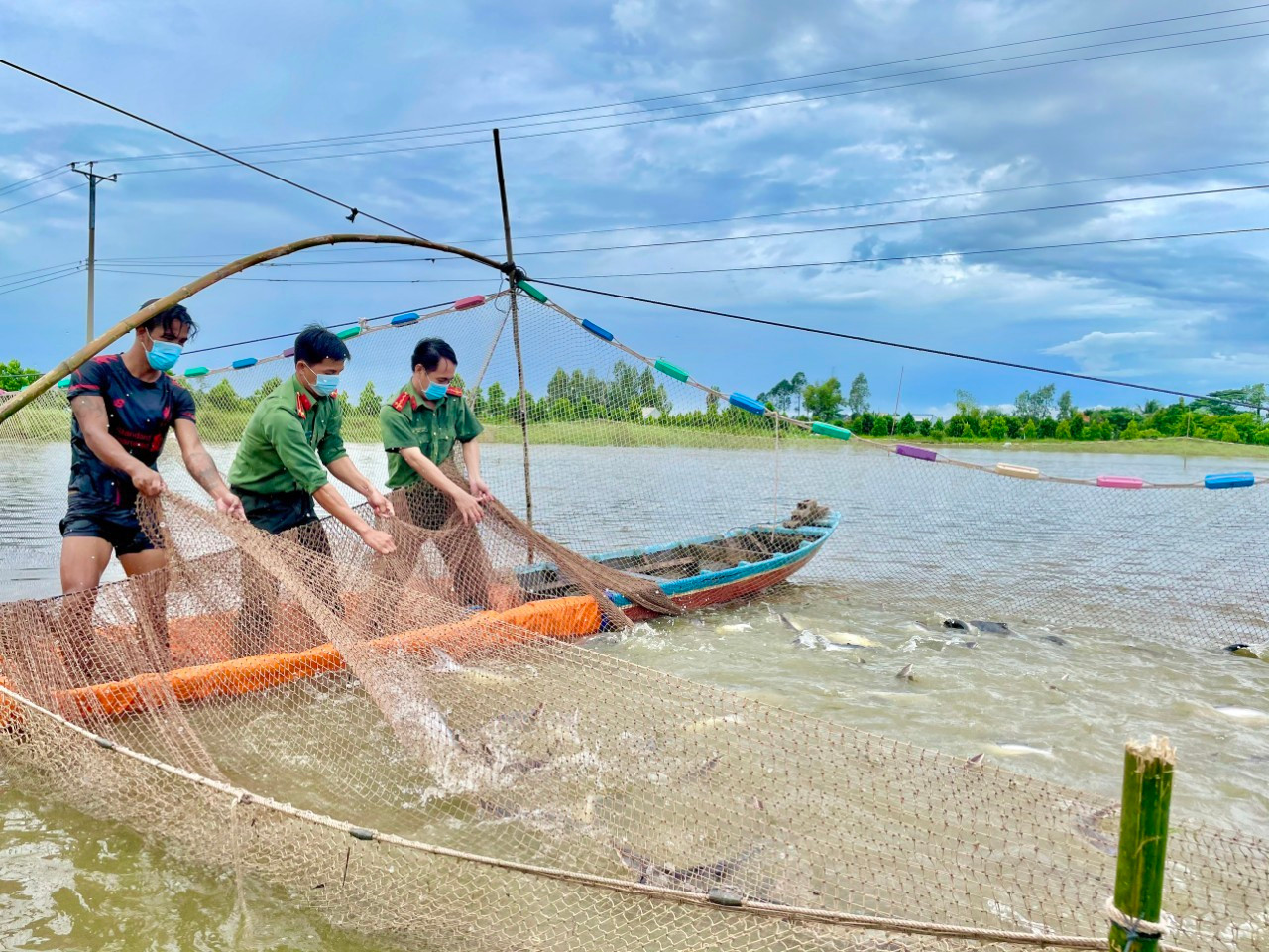 Công an kéo lưới bắt cá trao cho người dân gặp khó khăn trong dịch