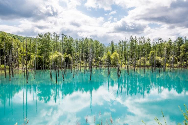 Ngỡ ngàng vẻ đẹp của hồ nước màu xanh sapphire tại Nhật Bản-1