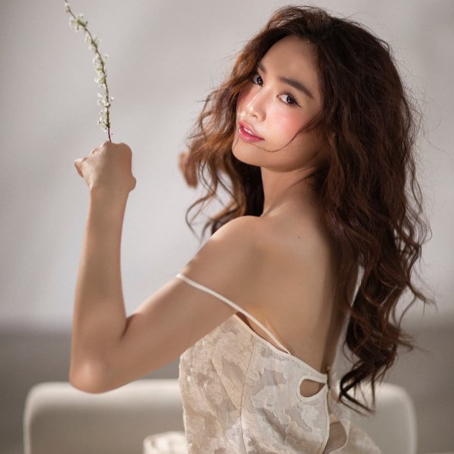 'Vợ bầu trăm tỷ của Trấn Thành' buông lơi váy áo, chẳng 'phồn thực' vẫn quyến rũ