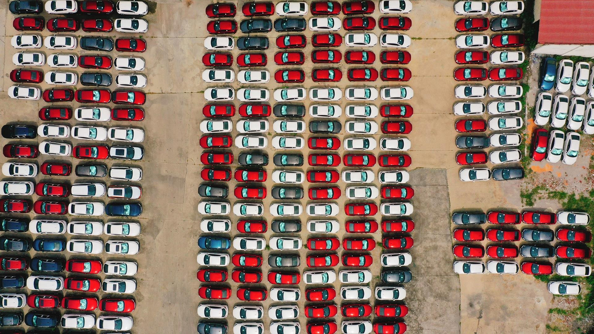 Hà Nội giãn cách xã hội, hàng trăm ôtô mới cứng nằm phơi nắng - 2