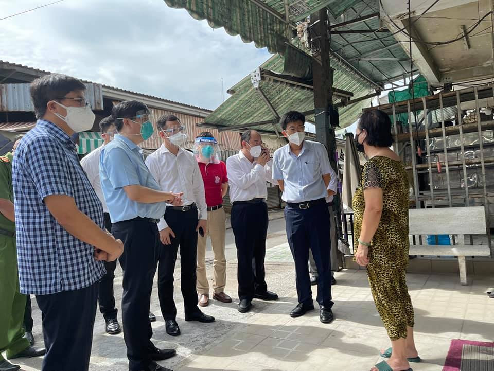 Bộ trưởng Nguyễn Thanh Long đưa túi thuốc và gói an sinh đến với người dân ở TP HCM    - Ảnh 1.