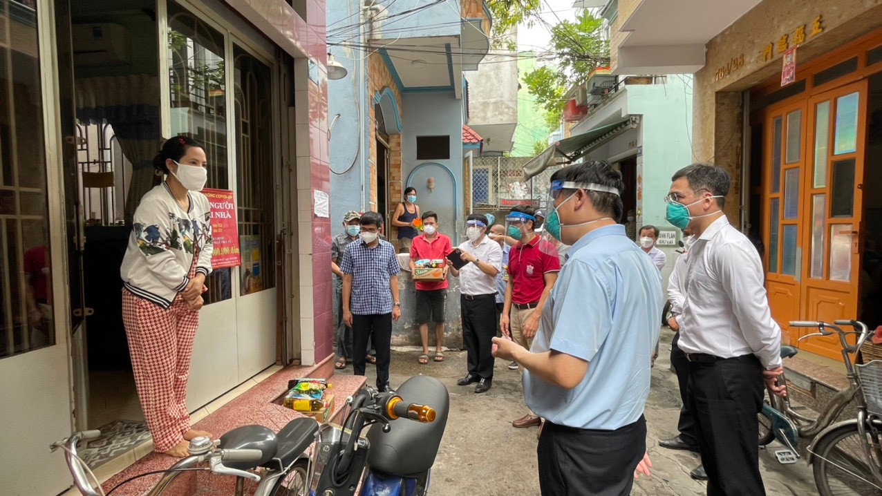 Bộ trưởng Nguyễn Thanh Long đưa túi thuốc và gói an sinh đến với người dân ở TP HCM    - Ảnh 7.