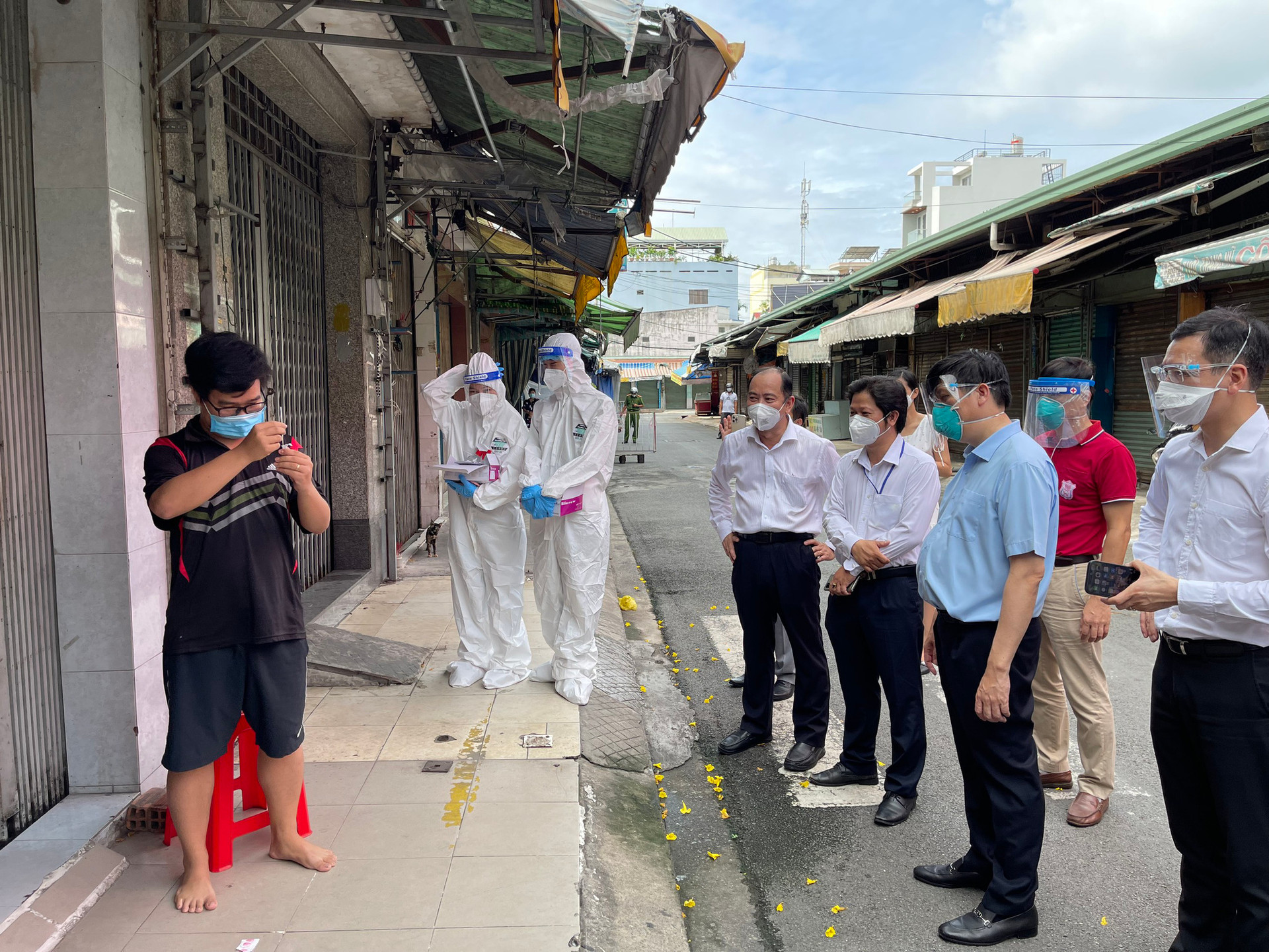 Bộ trưởng Nguyễn Thanh Long đưa túi thuốc và gói an sinh đến với người dân ở TP HCM    - Ảnh 6.