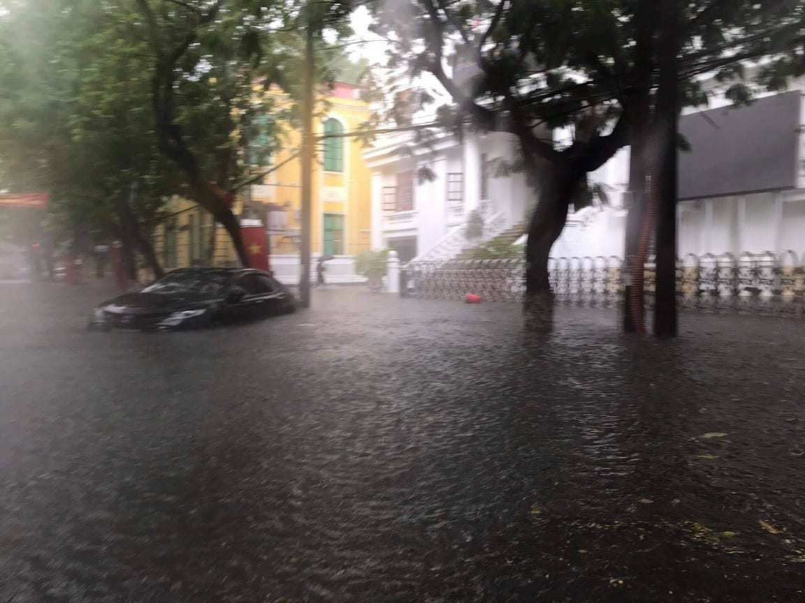 Mưa lớn kéo dài, đường phố Hải Phòng ngập lụt trầm trọng