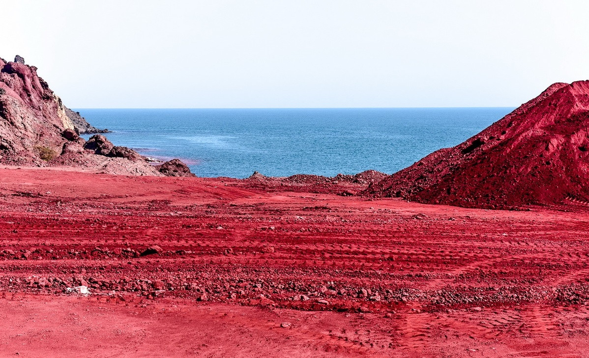 Bãi biển sóng đánh vào bờ chuyển màu đỏ rực kỳ lạ nhất thế giới - 6