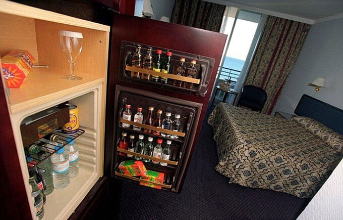 Các món đồ có giá 'không tưởng' trong minibar khách sạn - 2