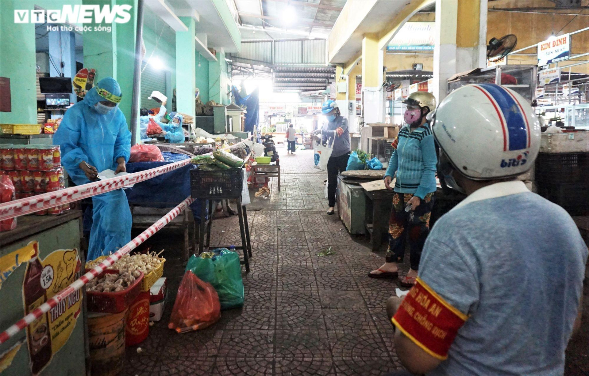 Các chợ Đà Nẵng ngày đầu mở cửa: Khách mua là những người ‘vác tù và hàng tổng’ - 1