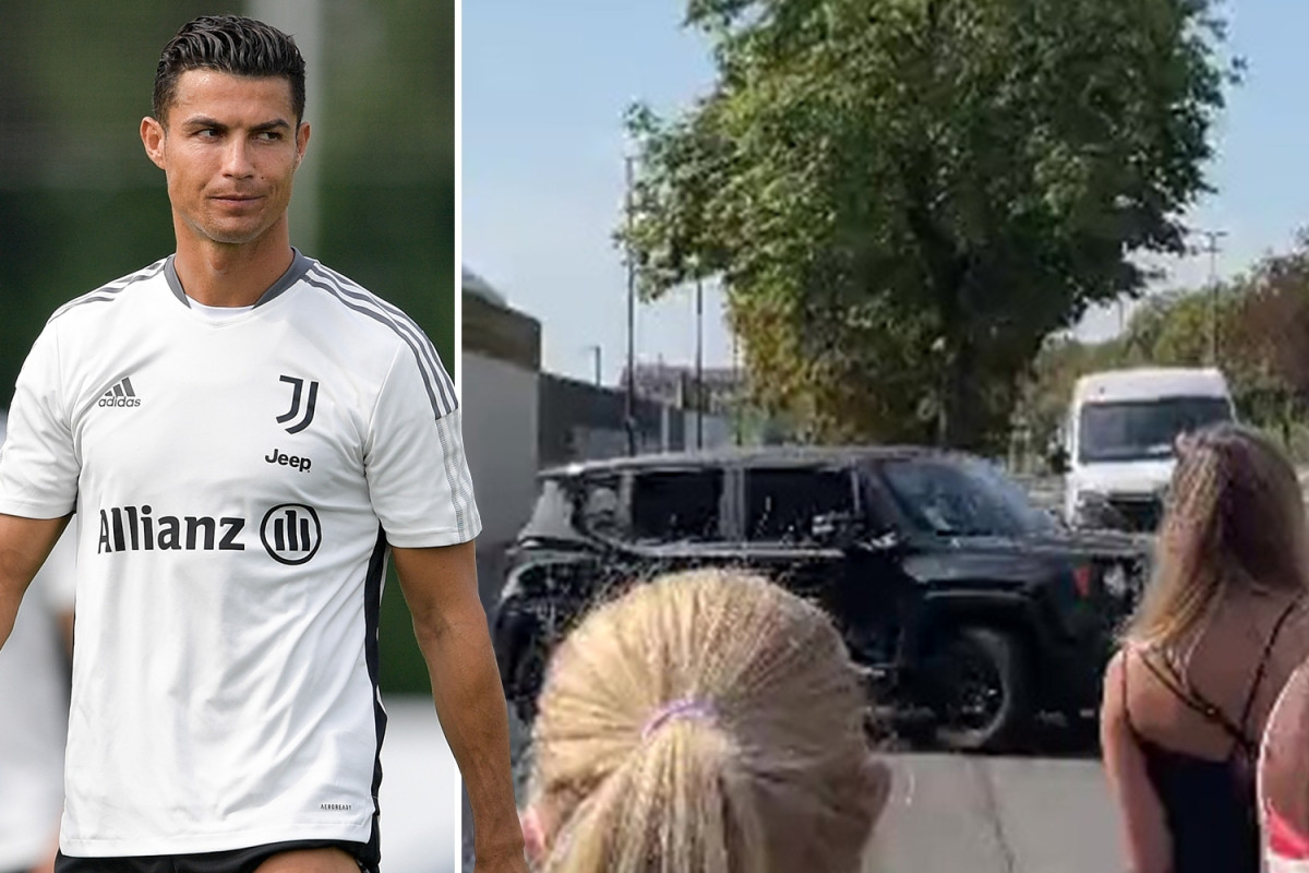 Ronaldo lái xe rời khỏi đại bản doanh của Juventus. (Ảnh: The Sun)