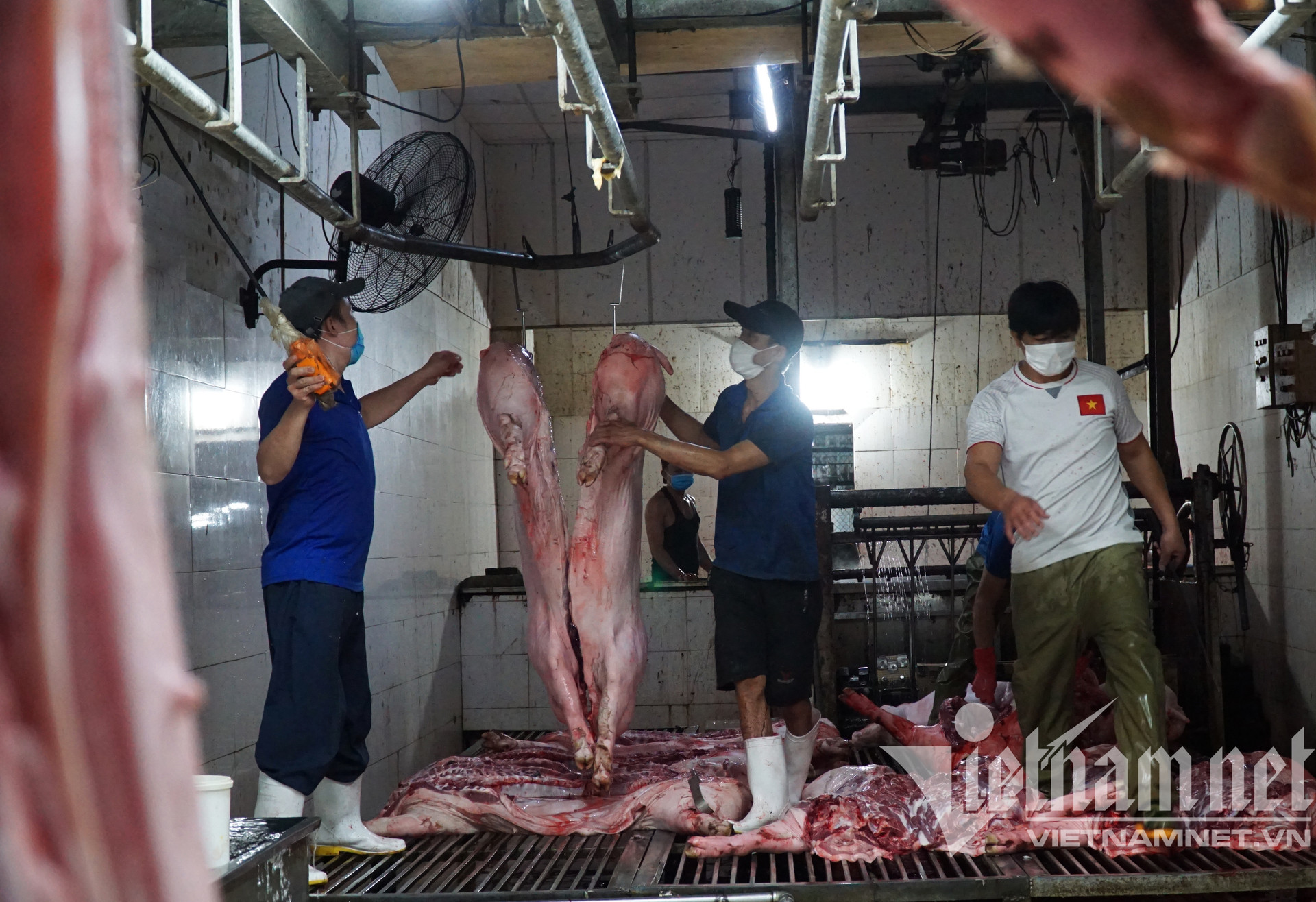 Xuyên đêm mổ lợn, bò để kịp cung ứng cho người dân Đà Nẵng