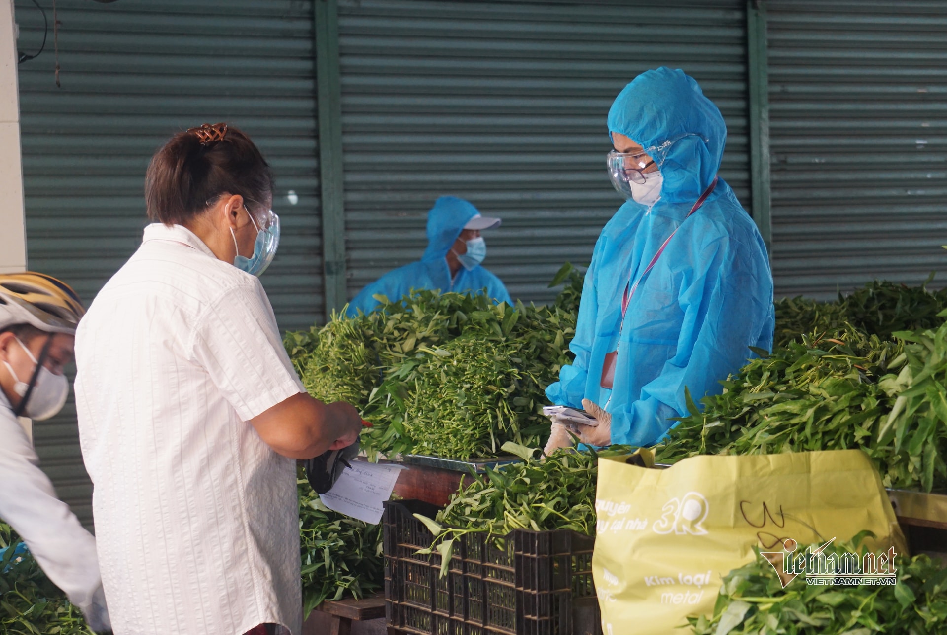 Tiểu thương mặc đồ kín mít đứng bán cá, thịt cho người dân Đà Nẵng