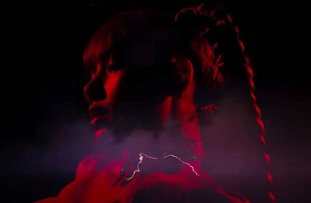 Lisa BLACKPINK tung video teaser đầu tiên: Lấp ló tối thui vẫn cực sexy!-1