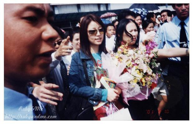 Bộ ảnh hiếm 20 năm trước Triệu Vy và Lâm Tâm Như sang Việt Nam-1