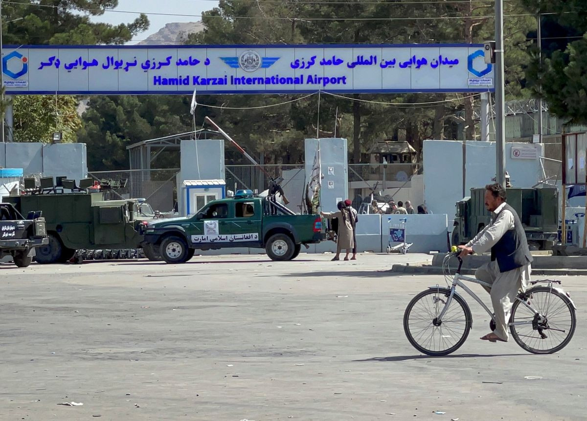 Các lực lượng Taliban phong tỏa những con đường dẫn tới Sân bay Quốc tế Hamid Karzai sau các vụ nổ ở Kabul, Afghanistan, ngày 27/8. (Nguồn: Reuters)
