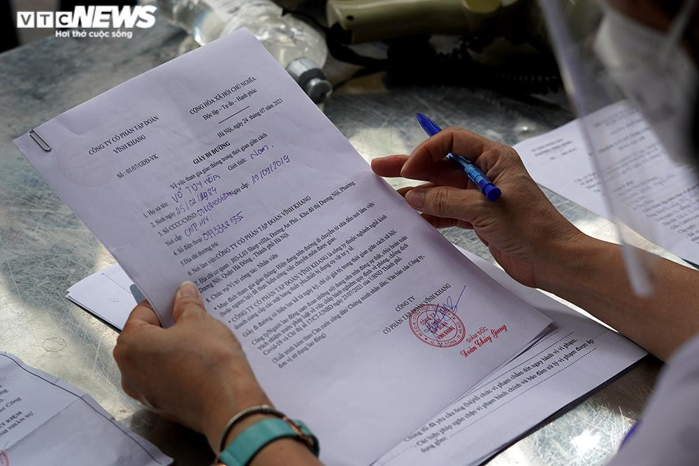 Ảnh: Nhiều người Hà Nội ra đường giấy tờ không hợp lệ, vượt chốt kiểm soát - 10