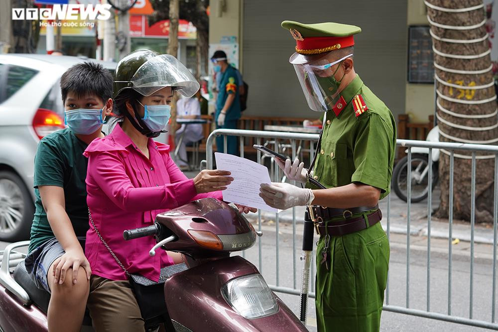 Ảnh: Nhiều người Hà Nội ra đường giấy tờ không hợp lệ, vượt chốt kiểm soát - 5